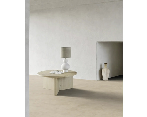 Helles Interieur mit rundem Couchtisch, Lampe und dekorativer Vase