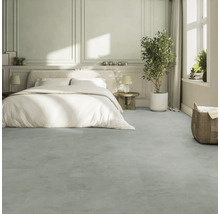 Schlafzimmer mit Bett, Nachttischen, Zimmerpflanzen und Bodenbelag