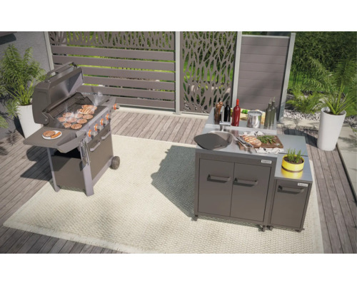 Außenküche mit Grill, Spüle und Arbeitsflächen auf einer Terrasse