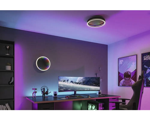 Modernes Jugendzimmer mit Schreibtisch, Gaming-PC, Regal und runden LED-Leuchten an Wand und Decke.