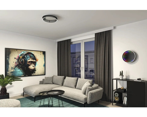 Helles Wohnzimmer mit Sofa, Couchtisch, Schrank, Zimmerpflanze, Deckenleuchte und Wandbild