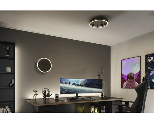 Modernes Arbeitszimmer mit Schreibtisch, Computer, Regalen und runden Lampen an Wand und Decke