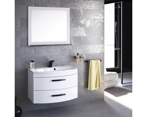 Badezimmer mit Waschbeckenunterschrank, Spiegel, Armatur und Accessoires