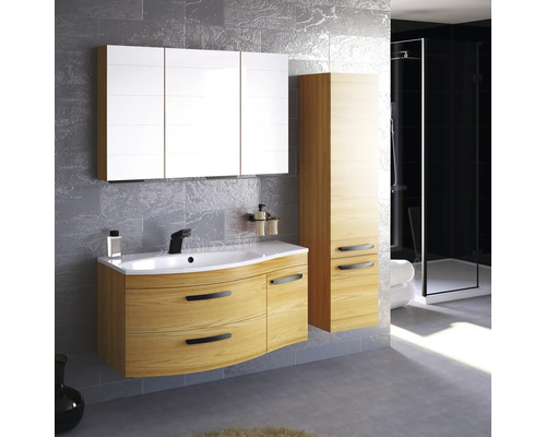 Badezimmer mit Waschtisch, Spiegelschrank und Hochschrank