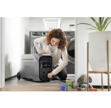 Frau schliesst EcoFlow Powerstation in einem Waschraum an