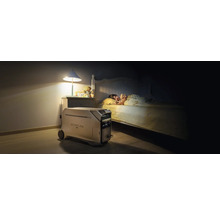 Raumansicht mit Kind im Bett und EcoFlow Powerstation zur Stromversorgung