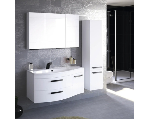 Badezimmer mit Waschbeckenunterschrank, Spiegelschrank und Hochschrank