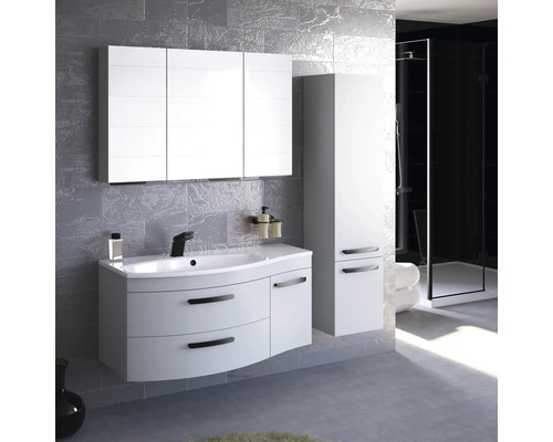 Badezimmer mit Waschbeckenunterschrank, Spiegelschrank und Hochschrank in Weiß