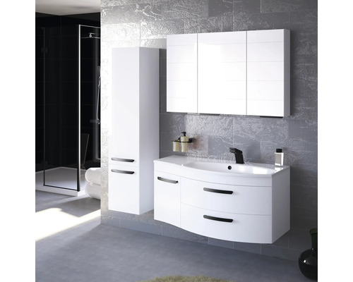 Badezimmer mit Waschbeckenunterschrank, Spiegelschrank und Hochschrank in Weiß.