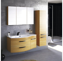 Badezimmer mit Waschtischunterschrank, Spiegelschrank und Hochschrank