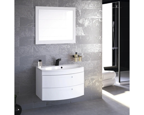 Badezimmer-Szene mit Waschbeckenunterschrank, Spiegel und Dusche