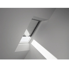 Dachfenster mit Jalousie in einem hellen Raum