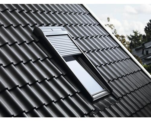 Dachfenster mit Rollladen auf einem Ziegeldach