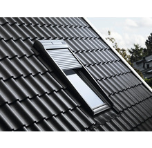 Dachfenster mit Rollladen in einem Ziegeldach