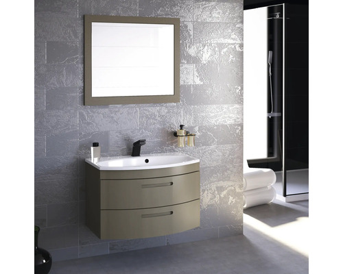 Badezimmer mit Waschbeckenunterschrank, Spiegel und Dusche