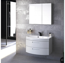 Badezimmer mit Waschbeckenunterschrank, Spiegelschrank und Dusche