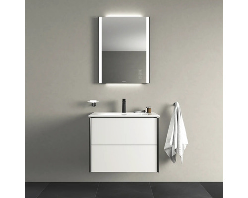 Badezimmer mit Waschbeckenunterschrank, Spiegel mit Beleuchtung, Armatur und Handtuch