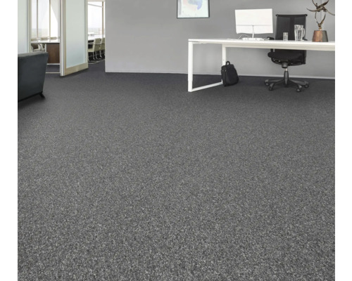 Büroraum mit grauem Teppichboden.