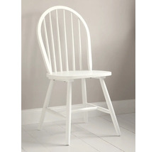 Weißer Holzstuhl mit abgerundeter Rückenlehne und Sprossen.