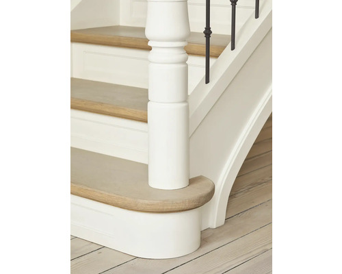 Detailaufnahme einer Treppe mit Holzstufen, weißem Geländer und einem Treppenpfosten