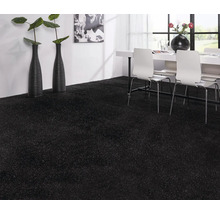 Szene mit schwarzem Teppichboden in einem Esszimmer mit Tisch und Stühlen