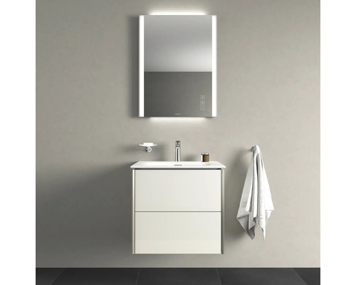 Badezimmer mit Waschbeckenunterschrank, Spiegel mit Beleuchtung und Armatur