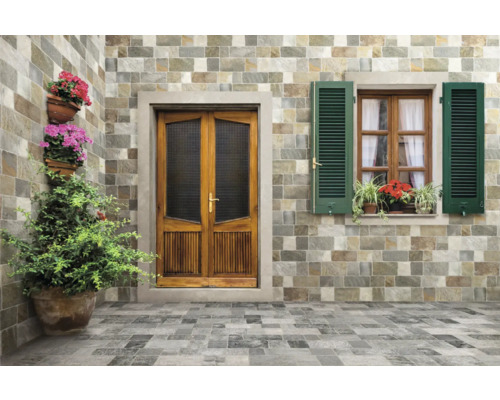 Außenbereich mit verfliestem Boden und Wand im Steinoptikdesign, Holztür und Fenster mit Fensterläden