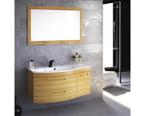 Badezimmer mit Waschtischunterschrank, Spiegel und Dusche