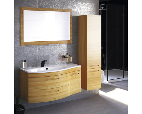 Badezimmer mit Waschtischunterschrank, Spiegelschrank und Hochschrank