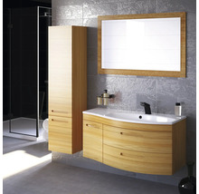Badezimmer mit Waschtischunterschrank, Spiegelschrank und Duschkabine für ein helles und organisiertes Ambiente