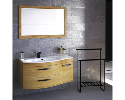 Badezimmer mit Waschtischunterschrank, Spiegel und Handtuchständer