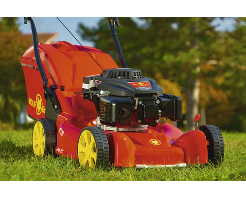 Roter Rasenmäher von Wolf Garten auf Rasen