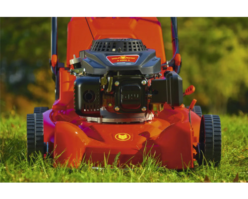 Wolf Garten Rasenmäher auf Rasen