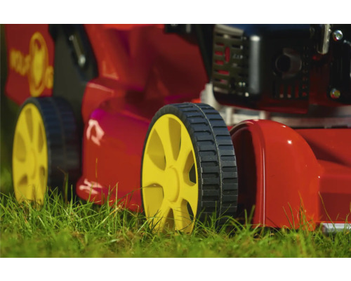 Detailansicht eines Rasenmähers auf Gras