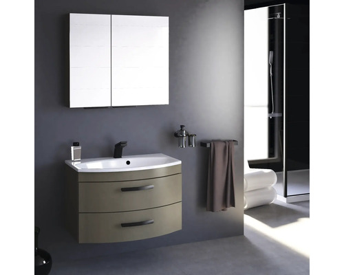Badezimmer mit Waschtischunterschrank, Waschbecken, Spiegelschrank und Dusche