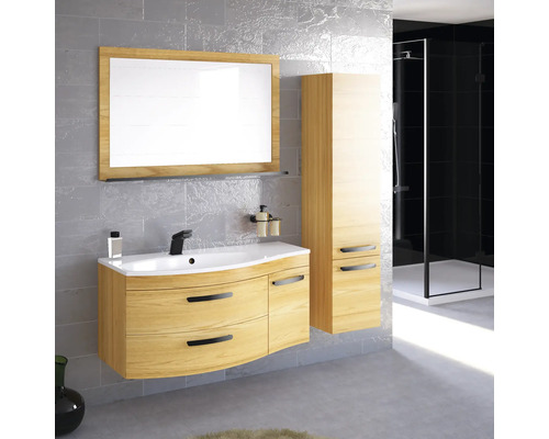 Badezimmer mit Waschtischunterschrank, Spiegel, Hochschrank und Dusche