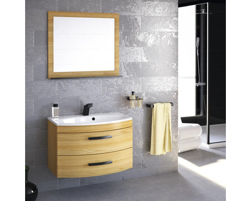 Badezimmer mit Waschtisch, Spiegel und Dusche