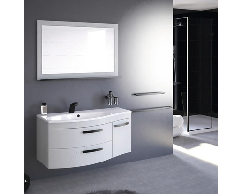 Badezimmer mit Waschbeckenunterschrank, Spiegel und Dusche