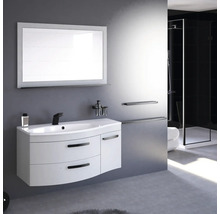 Badezimmer mit Waschbeckenunterschrank, Spiegel, Armatur und Dusche