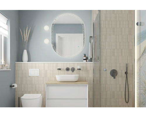 Feinsteinzeug Dekorfliese Sassi 45x90 cm beige matt Helles Badezimmer mit Waschtisch, Spiegel, Toilette und Dusche