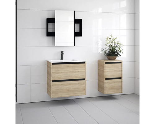 Badezimmer mit Waschtischunterschrank, Spiegelschrank und Seitenschrank in hellem Holzdekor