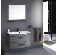 Graues Badezimmer mit Waschtisch, Spiegel und Dusche