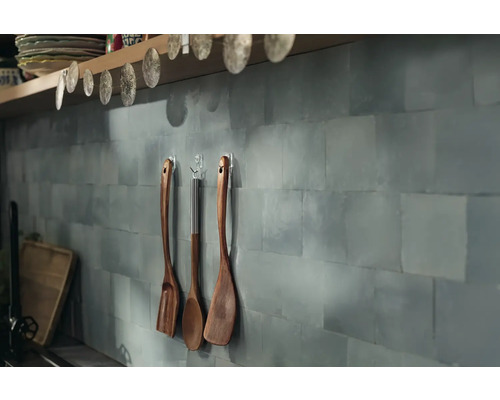 Küchenszene mit Holzspateln an der Wand