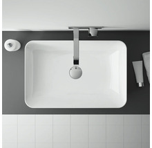 Aufsicht eines Badezimmers mit Waschbecken, Armatur, Seifenspender, Handtuch und Fliesen