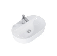 Waschbecken aus Keramik mit Armatur