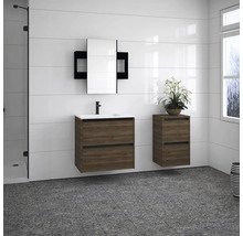 Modernes Badezimmer mit Waschtischunterschrank, Spiegelschrank und Hochschrank in Holzoptik