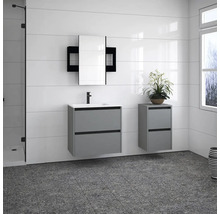 Modernes Badezimmer mit Waschtisch, Spiegelschrank und Hochschrank