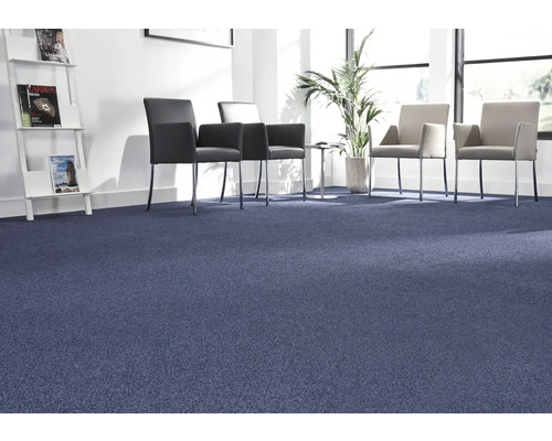 Blauer Teppichboden in einem Wartezimmer mit Stühlen und einem Zeitschriftenständer.