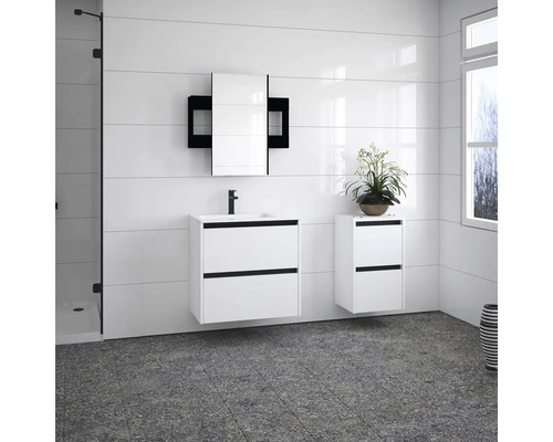 Badezimmer mit Waschbeckenunterschrank, Spiegelschrank und Hochschrank in Weiß