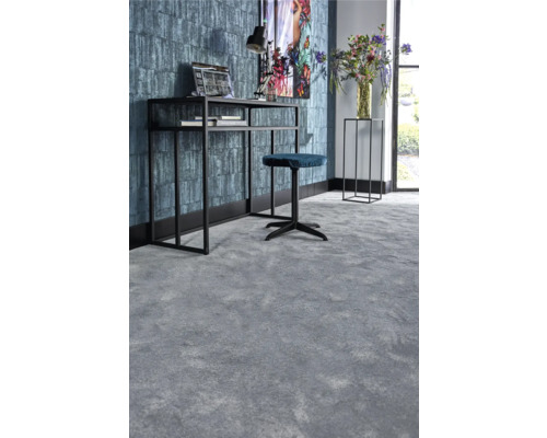 Ansicht eines Arbeitszimmers mit einem grauen Teppichboden, einem Schreibtisch mit Bürostuhl und Dekorationen.